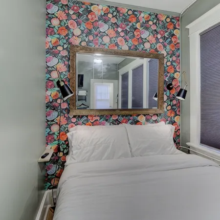 Tiny Trendy Traveler's Studio in Historic Midtown!