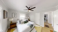 Charming Corner. 1 Block from Tulsa Expo! Big Yard. Dog Friendly! - 홈스테이