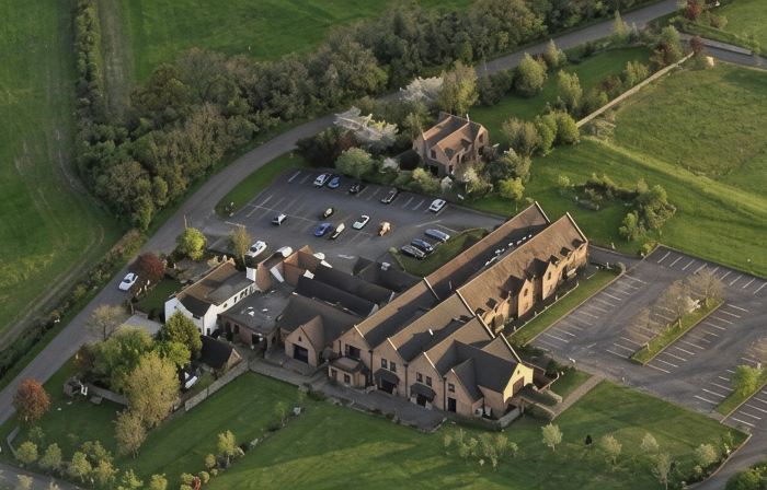 ذا بير تري إن آند كنتري هوتل