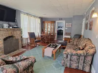 Renovated Bungalow with Cozy Gas Fireplace - Wifi