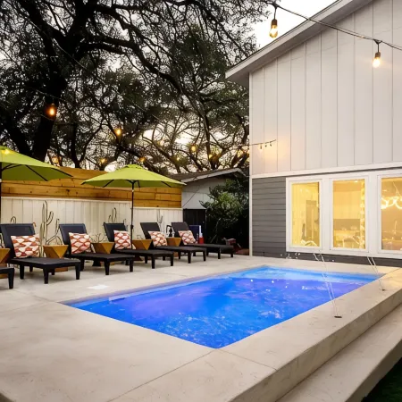 Heated Pool, MiniGolf, Karaoke, Game Room, Spa, 2mi to DT - SoCo Cowgirl