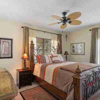 Your own Tropical Oasis with a fabulous pool 1 min from the beach Rooms