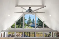 Renovated A-frame with water view - de charme