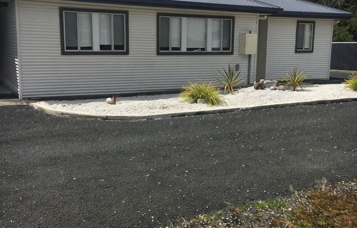 Entire House 3 bedrooms, 5 minute walk to town centre and 1 minute to beach