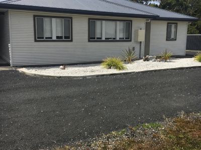 Entire House 3 bedrooms, 5 minute walk to town centre and 1 minute to beach