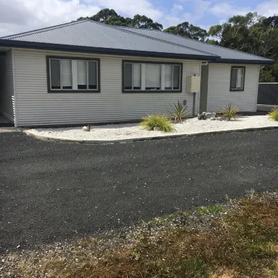 Entire House 3 bedrooms, 5 minute walk to town centre and 1 minute to beach - Homestays