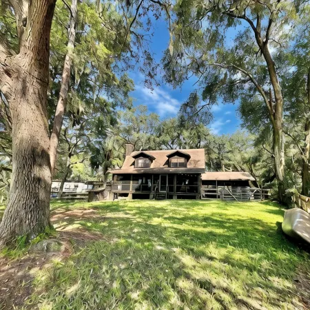 Lakefront Cabin in Ocala Forest – Near Springs, Shops, Pet Friendly Getaway