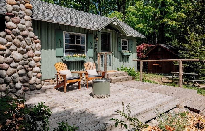 NEW cozy cottage a short walk to Northport and Lake Michigan!