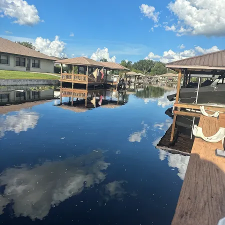 Charming 2-bedroom house with AC, WiFi on canal with Lake June access!