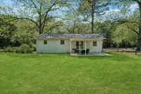 Outdoor Grill & Games Near Downtown Shops & Dining - 3-Star