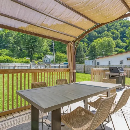 Cozy cottage on Creeper Trail -Fenced in backyard for dogs. Near Restaurants