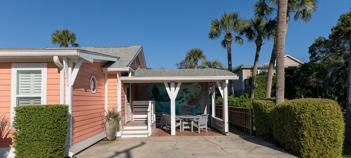 1 Block to THE MOTHER SEA.  Super easy and quick walk. Hotels in Folly Beach
