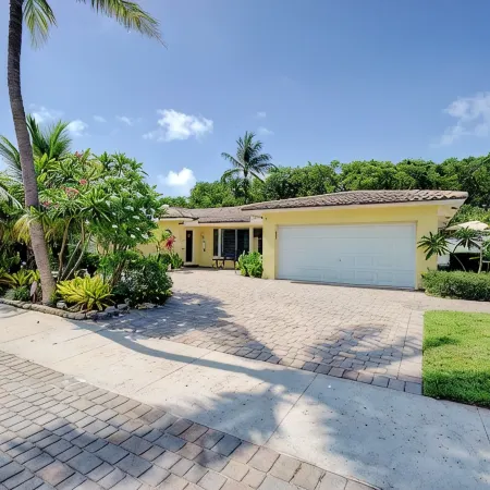 Screened-In Heated Pool and 5 min from the beach. Child friendly.