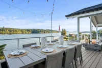 Grapeview- Luxury Waterfront Home w/ Hot Tub - 4성급