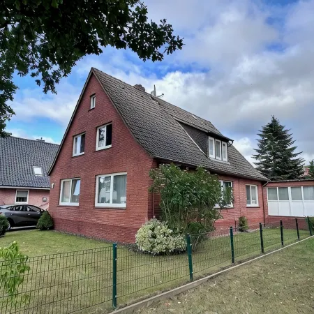 Modern apartment on the 1st floor, 3 rooms + dining area, kitchen w. Dishwasher, bathroom
