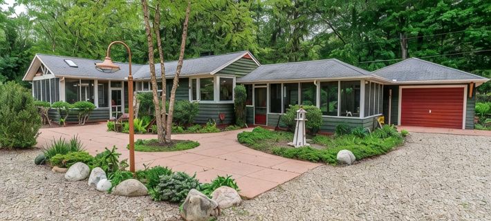 Summer 26 Open! Pool, Hot Tub, Huge Game Room, Short Walk to Beach! Hotels in Chikaming Township