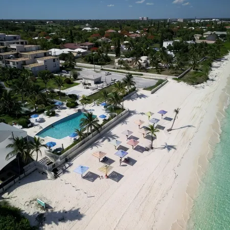 NEW Stunning Ground Floor Beachfront Studio in Coral Beach, Grand Bahamas