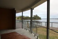 Waterfront Apartments - Mountain view