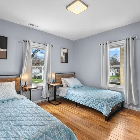 3Br- Sleeps 6- Forestville Bristol- Parking