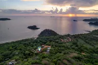 Stylish Villa with Brand-New Furniture, Panoramic Ocean Views, and Infinity Swimming Pool & Hot Tub - Apartments