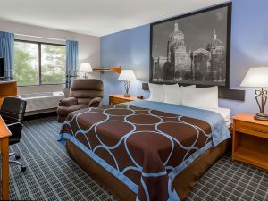 Super 8 by Wyndham Iowa City/Coralville