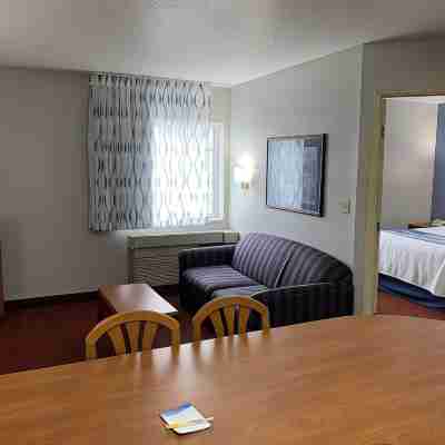 Days Inn & Suites by Wyndham Green Bay WI. Rooms