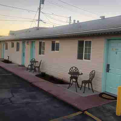 Howard Johnson by Wyndham Ridgecrest, CA Hotel Exterior