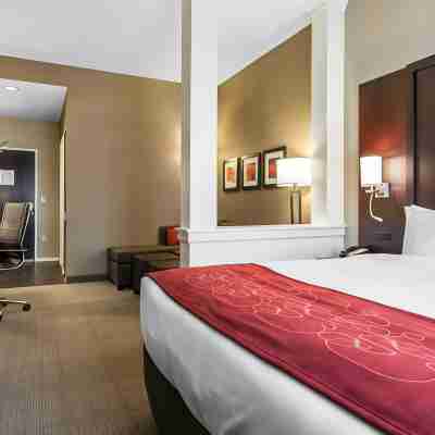 Comfort Suites-Youngstown North Rooms