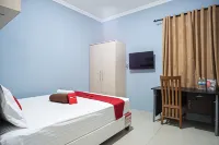 RedDoorz Plus near Siloam Karawaci Hotels in Jatiuwung