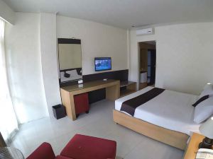 Urbanview Hotel Crown Tasikmalaya By RedDoorz