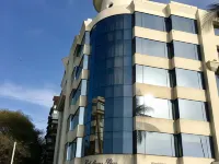 Hotel Marine Plaza Hotels near Flora Fountain