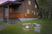 Set the Hook Hotel dekat Pinecone Playhouse at Mack's Inn Resort