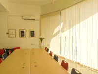 Chic and Cozy Studio Park View Condominium Apartment Hotels in Kecamatan Beji