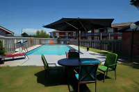 Canadas Best Value Inn St. Catharines - Pools