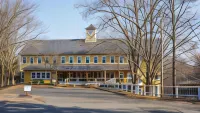 Old Mill Inn Hotel dekat Rock, Fossil, and Dinosaur Shop