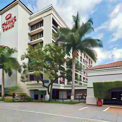 Plaza Hotel and Suites Hotel Exterior