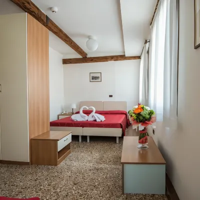 Casa Per Ferie Sant' Andrea Hotel in zona Stazione Tronchetto
