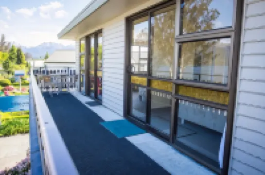 เอดจ์วอเตอร์ โมเต็ล โรงแรมในเตอาเนา