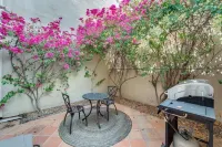 Elegant and charming townhome in the iconic Arizona Biltmore Estates. Các khách sạn gần Piestewa Peak