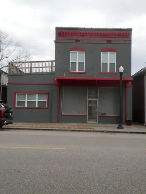Totally renovated  Tell City IN apartment with huge deck above a wine room Hotels in 