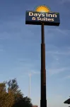 Days Inn & Suites by Wyndham Needles - Pet friendly