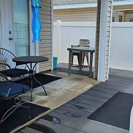 Ground level condo near beach with a deck, washer/dryer AC & Pool Отели рядом с достопримечательностью «Пирс Боба Холла»