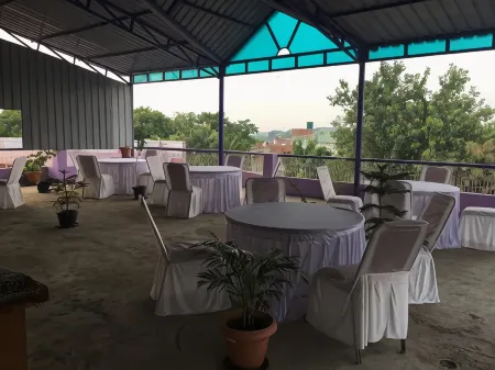 Srishti Shelter Отели рядом с достопримечательностью «Mulgandha Kuti Vihar»