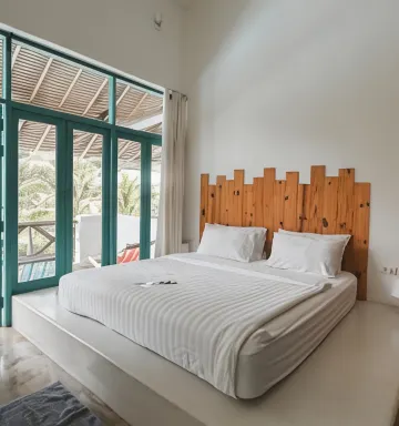 ห้องดีลักซ์ เตียงใหญ่ พร้อมวิวสระว่ายน้ำ