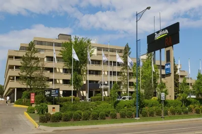 Wyndham Edmonton Hotel and Conference Centre Hotels in der Nähe von Giant Baseball Bat