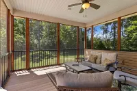 Riverfront Chalet on 5 acres~GameRoom~Spa~Gym~Firepit~Theater~2min to CrystalMtn Hotels in Springdale Township