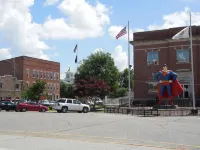 Come stay in the historic downtown district of Metropolis, IL. Home of Superman Hotels in der Nähe von Superman Statue
