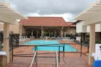Ramada by Wyndham Fresno North - Kolam Renang