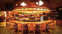 James Bay Inn Hotel, Suites & Cottage - ที่มีบาร์
