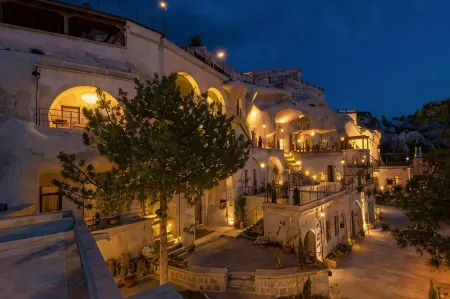 Hera Cave Suites Отели рядом с достопримечательностью «Balloon view»